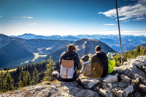 10 Astuces Incontournables pour Voyager Sereinement avec des Enfants